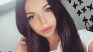 Are doar 18 ani, dar adoră să renunţe la haine! "Barbie de România" şi-a schimbat radical look-ul şi s-a pozat aproape goală! 