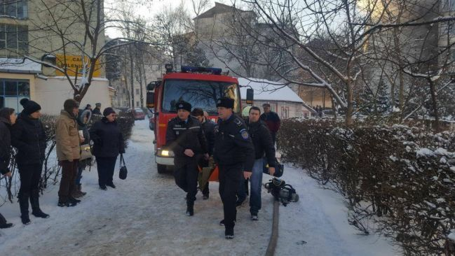 Incendiu într-un bloc din Botoşani. Peste 30 de evacuaţi, patru oameni în spital