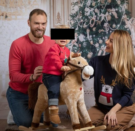 Flavia și iubitul ei, alături de primul lor băiețel