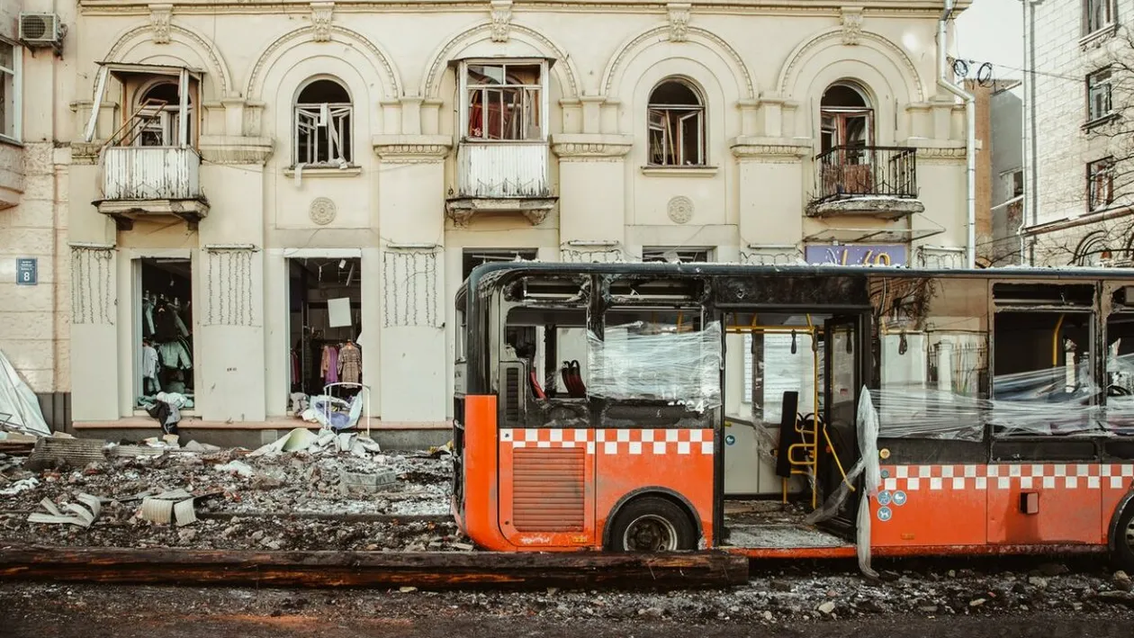 Imagini cutremurătoare în Ucraina! Un tată s-a rugat două ore ținându-și fiul ucis de bombardamente de mână