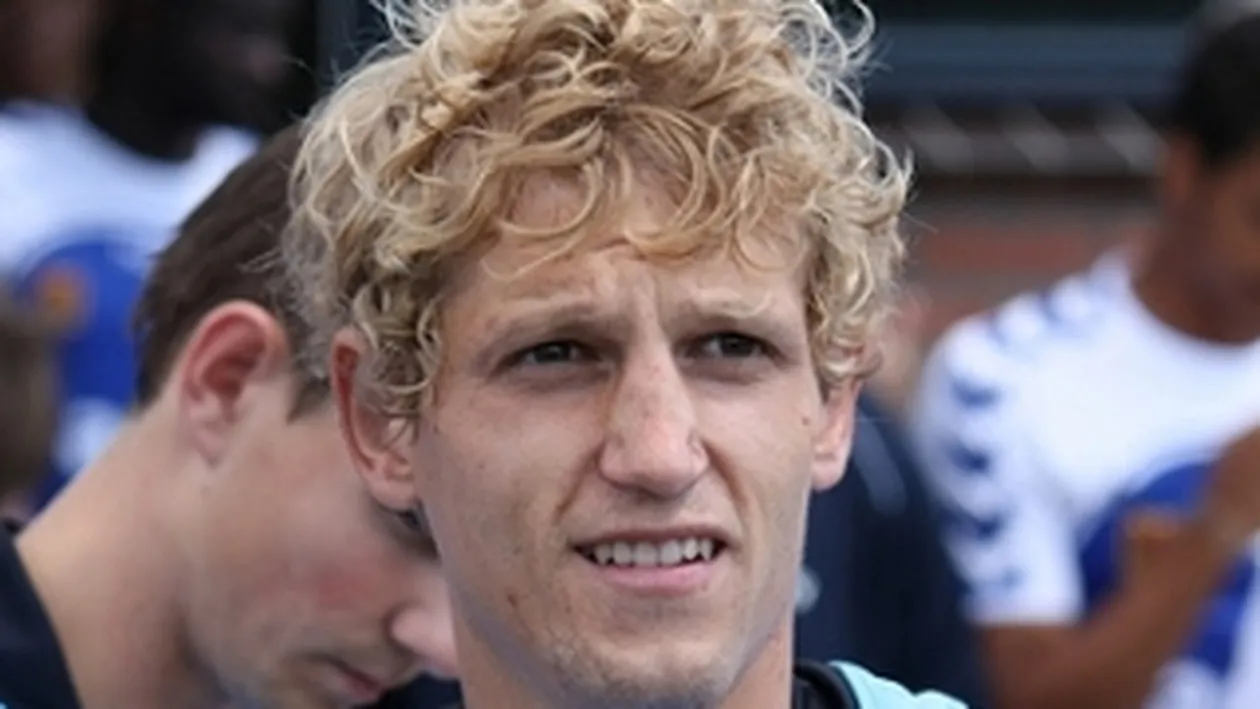 Mihai Nesu face exercitii intense pentru a-si folosi mana dreapta in manevrarea caruciorului