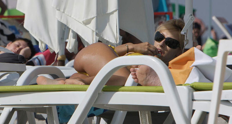 Andreea Balan, incredibil de sexy la mare. Şi-a aranjat slipul sub ochii unui amic, după care a luat strugurelul şi…