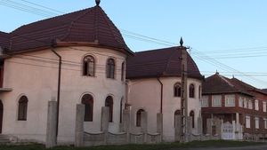 Proprietarii lor le-au abandonat de frica unui… blestem! Am filmat palatele-fantomă din Arad