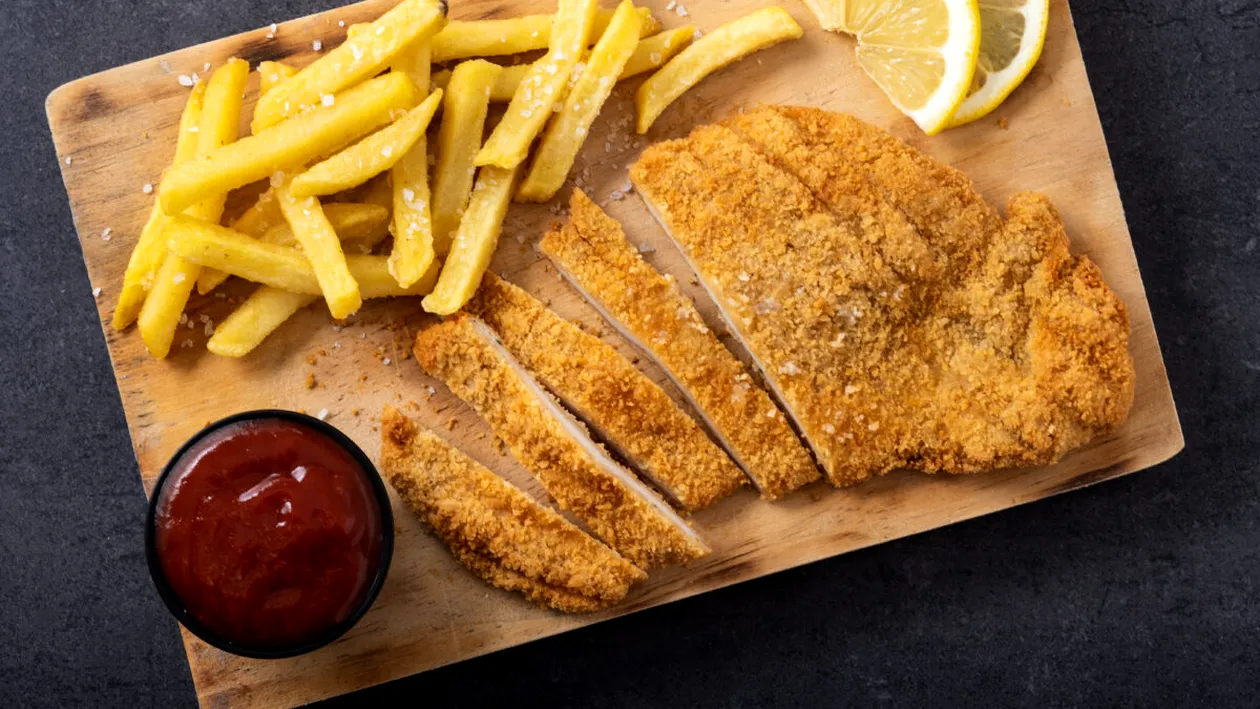 Greșeala care îți face șnițelele gumoase și amare. Ce condiment nu trebuie să mai folosești niciodată