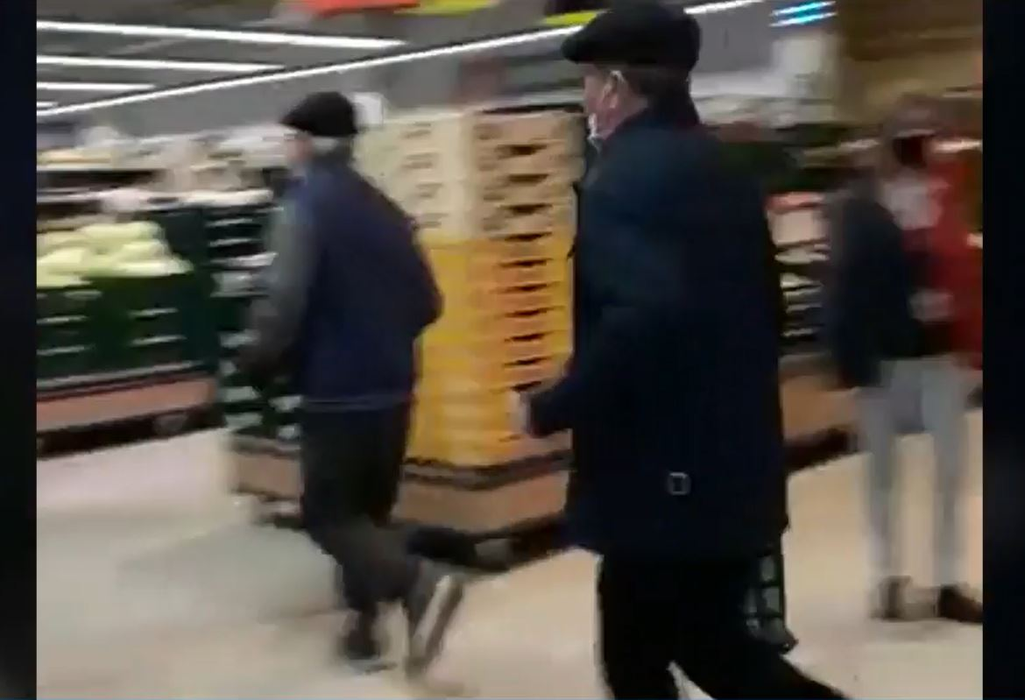 Zeci de oameni din Alexandria s-au luptat pentru carne la ofertă în pandemie. Autoritățile se tem că astfel de scene se vor repeta și în alte orașe