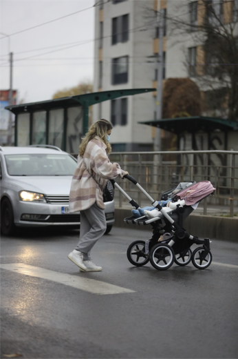 Alina Laufer a ieșit la plimbare cu gemenii de nouă luni