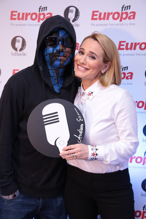 Ea știe cum arată solistul Carlaʼs Dreams! Diana Ionescu este make-up artistul trupei