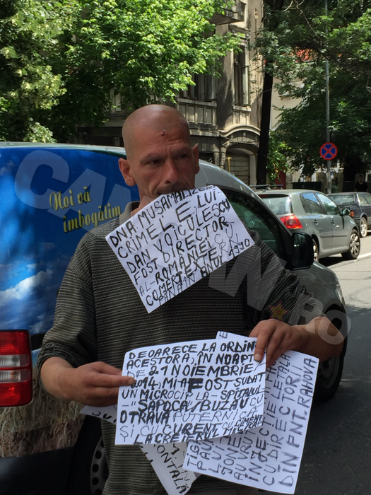 HALUCINANT! Un bărbat şi-a bătut un cui în cap şi a mers să protesteze în faţă la DNA