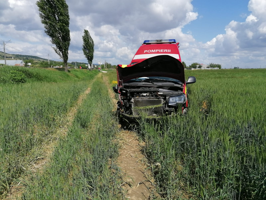 Ambulanță SMURD Bacău implicată într-un accident rutier cu o căruță: ”Unii sunt inconștienți…”