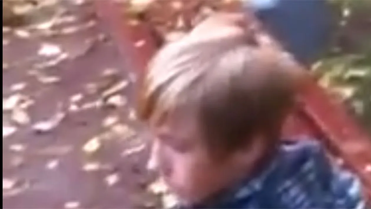 VIDEO Imaginile care au UIMIT mii de oameni! N-o să-ti vină să crezi ce face acest tânăr in genunchi. Totul a fost filmat