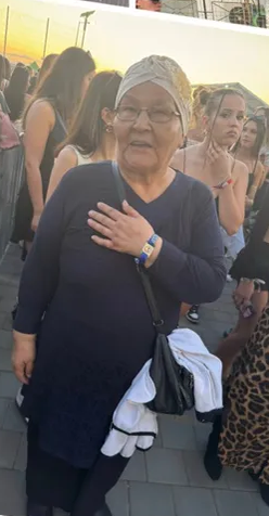 Povestea bunicuței de la Beach, please! care a devenit virală după ce și-a însoțit nepotul la festival. Ce cadou i-a făcut Selly