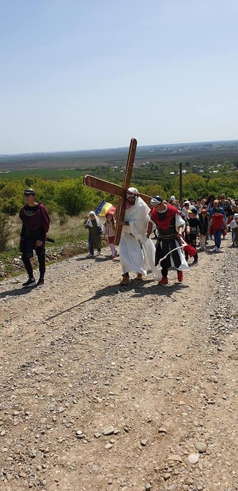 Tinerii au refăcut Drumul Crucii la Gura Ocniţei