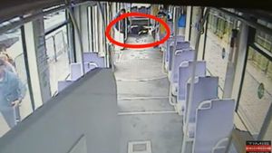 Coșmarul unei bătrâne de 80 de ani, din Timișoara. A fost atacată de hoți și trântită pe jos, în tramvai