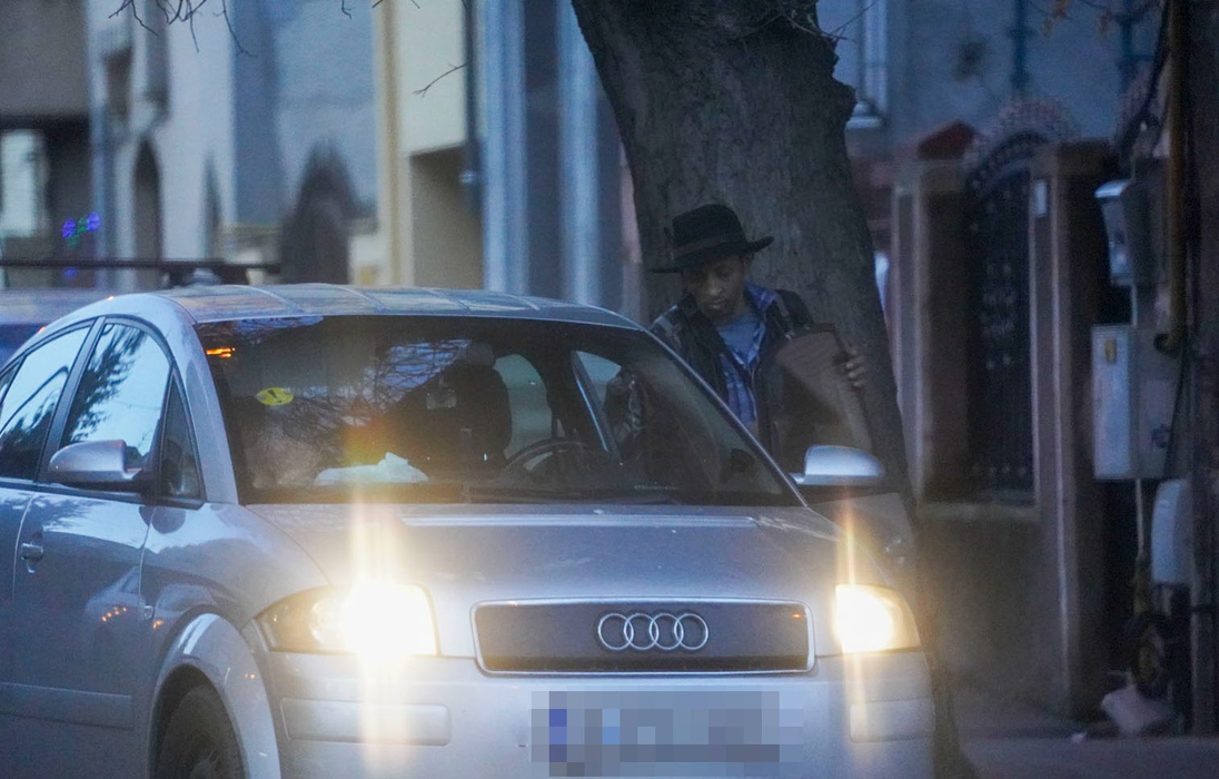 Kamara a ajuns la destinație, iar asistenta va coborî din mașina lui și va lua un Uber