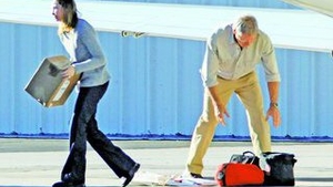Harrison Ford si Calista Flockhart nu au pretentii de VIP. Hamali de ocazie