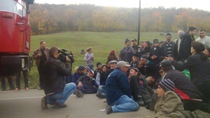 Protestatarii din Pungeşti spun că au renunţat la greva foamei din cauza abuzurilor jandarmilor