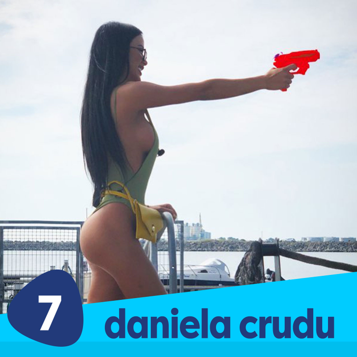 Daniela Crudu, sexy și jucăușă pe plajă
