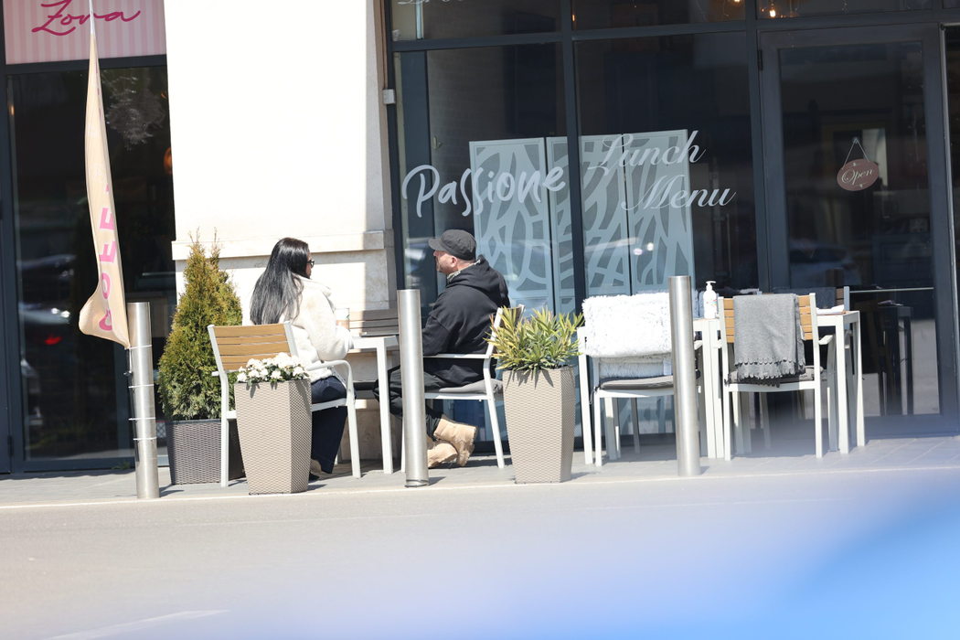 Cheloo și bruneta misterioasă au mâncat, au băut o cafea și au fumat (Foto: CANCAN.RO)