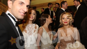 Prima apariţie publică a Laurei Cosoi cu noul ei iubit! Cosmin a fost îmbrăcat la patru ace, iar ea şi-a pus decolteul în evidenţă