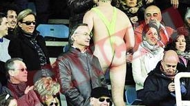 In costum de baie la rugby