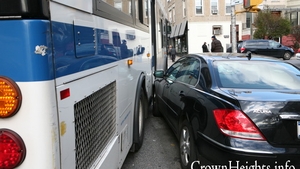 O maşină pe care n-o conducea nimeni s-a izbit din plin într-un autobuz. Cine se face vinovat de accident