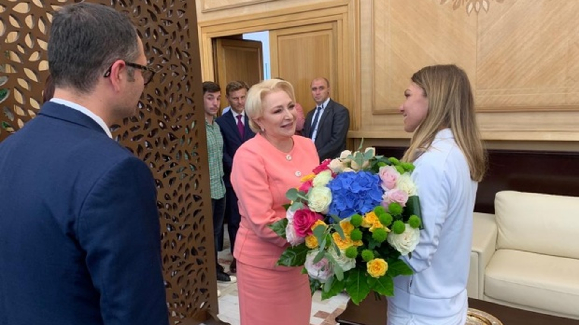 Viorica Dăncilă a venit la Aeroportul Otopeni pentru a o întâmpina pe Simona Halep
