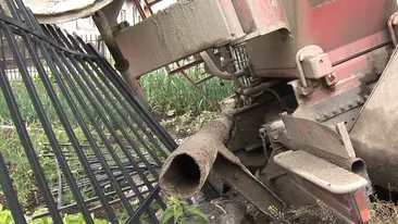 A facut prapad! O betoniera s-a rasturnat in Braila si s-a oprit intr-o cladire