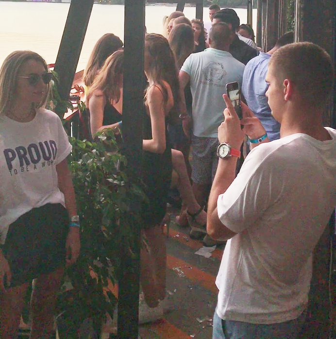 Răzvan Marin a făcut pe fotograful în club pentru iubita lui, însă, din păcate, aceasta nu a fost mulţumită