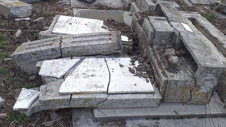 Cei trei tineri care au devastat cimitirul evreilor din Huși au fost trimiși în judecată. Ce sancțiune o să primească minorii