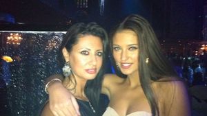 Mama Antoniei, sexy în seara de Revelion! Ce ţinută de infarct a purtat bruneta