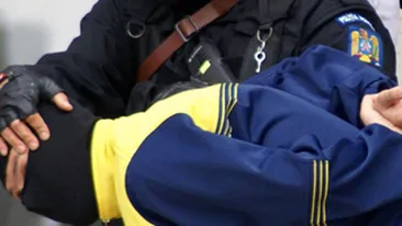 Scenariu de film in Bucuresti! Un tanar a dat cu masina peste un politist, mascatii au intervenit in forta sa-l aresteze!