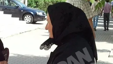 La tara merg fake-urile! Cea mai trendy baba de la biserica are geanta Louis Vuitton