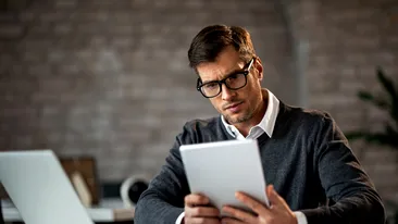 (P) Cum să porți bluza cu cămașă sau sacou pentru un look office?