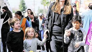 "Manca-o-ar mama de... baiat frumoasa"! Shiloh, fetita Angelinei Jolie, are freza noua