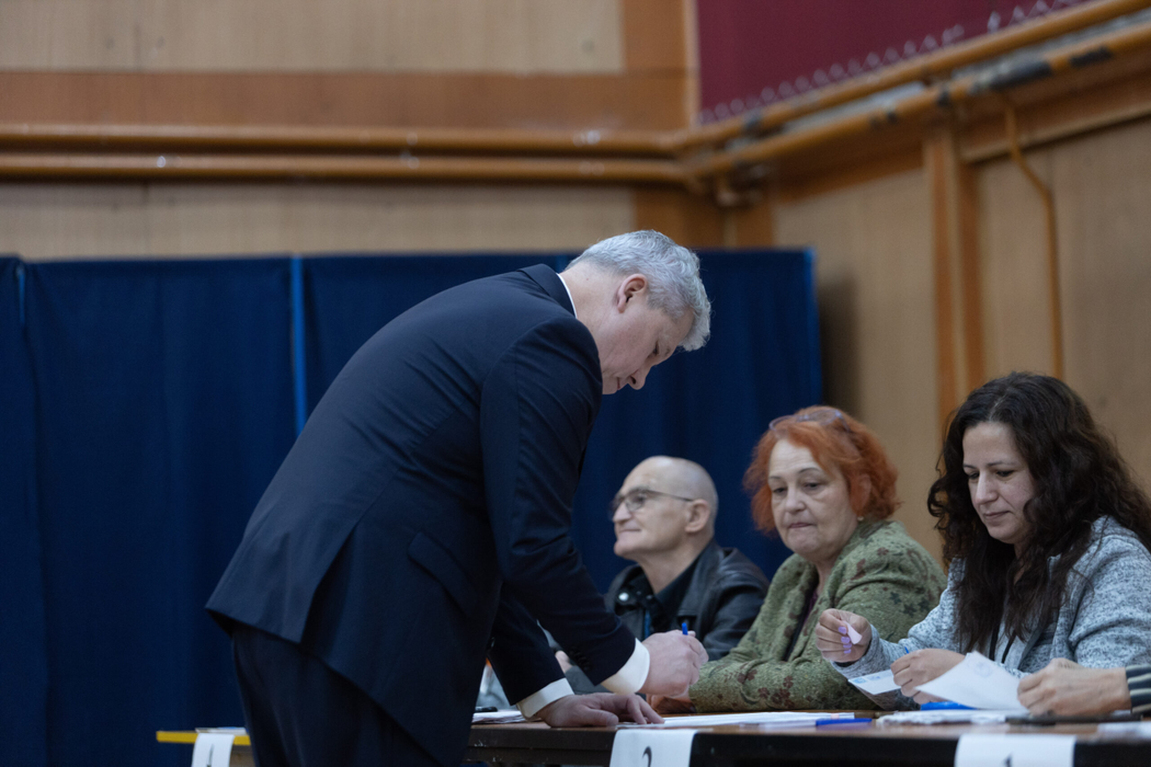 Catalin Predoiu, presedinte PNL si premier interimar, isi exercita dreptul la vot, in cel de-al doilea tur de scrutin al alegerilor prezidentiale, in Bucuresti, duminica, 18 mai 2025. ALEXANDRA PANDREA/GMN/MEDIAFAX FOTO