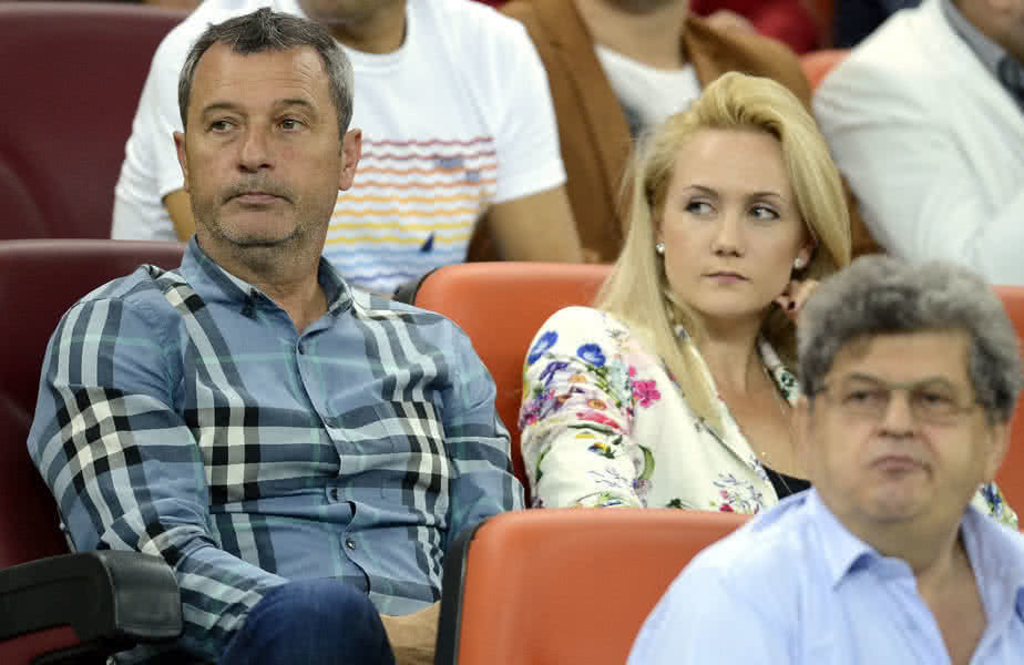Mircea Rednic și Luana, în timpul unui meci, urmărind jucători