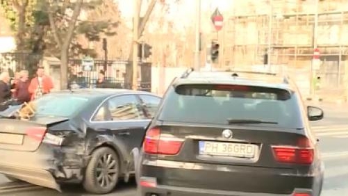 Accident grav în centrul Capitalei. Şoferul vinovat era sub influenţa unor substanţe şi a devenit violent