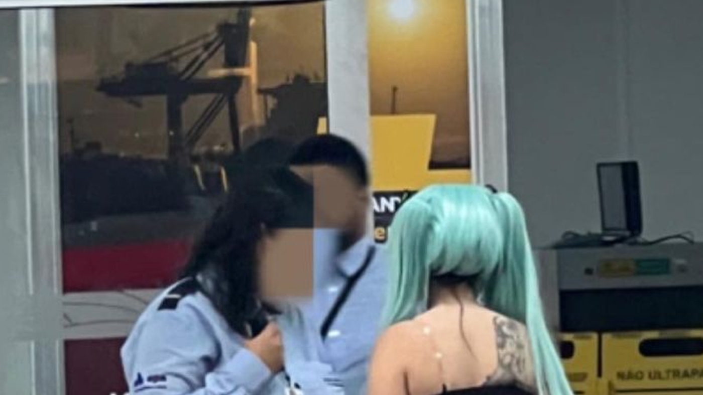 Tinerei din imagine i-a fost refuzată îmbarcarea în avion, din cauza vestimentației. Cum era îmbrăcată