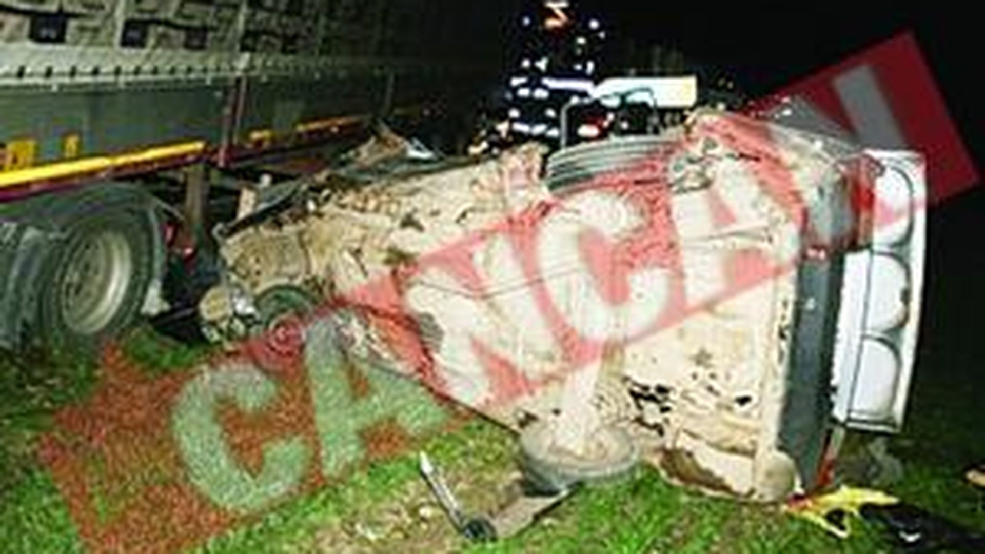Patru ospatari au scapat cu viata de sub un TIR