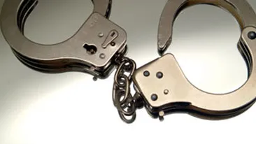 Doi romani, arestati in Insulele Cayman, fiind acuzati de fraude bancare