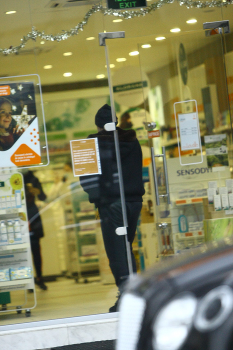 Gigi Becali a intrat în farmacie fără să poarte masca de protecție