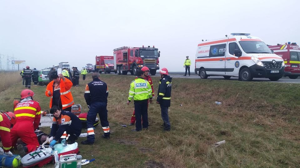 Tragedie pe DN 21, după ce două mașini s-au ciocnit și s-au răsturnat pe câmp. A fost solicitat elicopterul SMURD