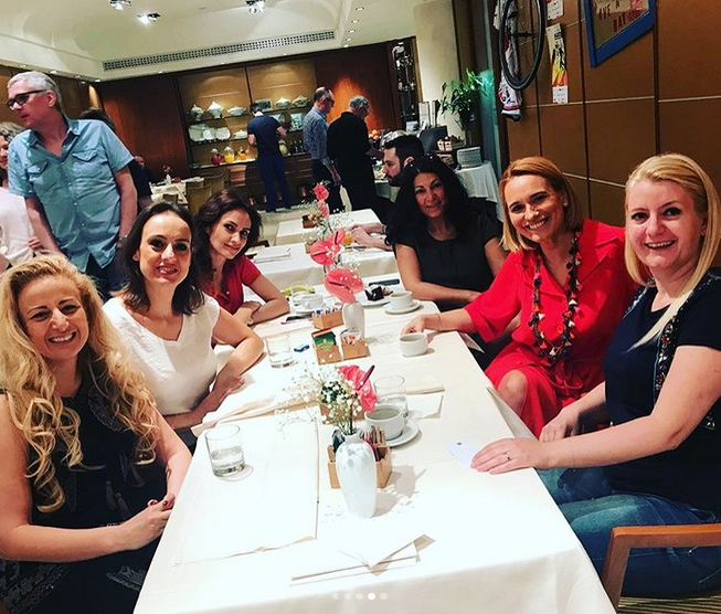 Andreea Esca a făcut anunțul surpriză: „Se mărită! E nuntă-n cartier”