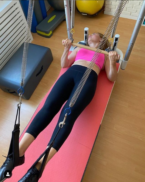 Tulburător! Andreea Esca și-a sărbătorit fiul, Aris, în ziua în care stomatologul lor era îngropat! Murise de coronavirus