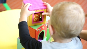 Caz șocant! Un copil de doi ani a rămas paralizat, după ce a mâncat o felie de măr. Medicii nu-i dădeau nicio șansă