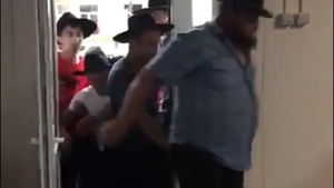 VIDEO| Scene fabuloase la deschiderea unei săli de păcănele din Buzău. Rromii au dat năvală și...