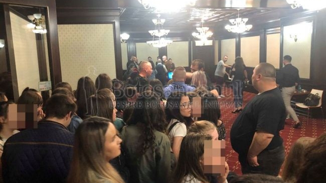 S-a întâmplat la Botoșani. S-au călcat în picioare pentru o poză cu 3 Sud Est