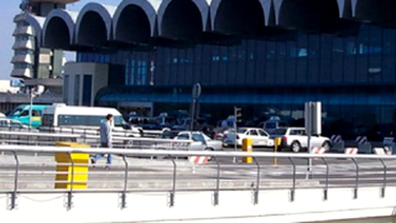 VIDEO O pancarta publicitara de pe aeroportul Otopeni s-a prabusit pe o femeie!