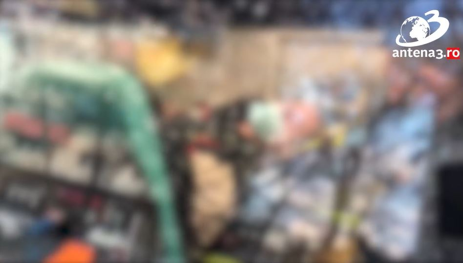 Atacatoarea Mirelei Vaida, recalcitrantă și după agresiunea înfiorătoare de la “Acces Direct”. Avem primele imagini după ce a fost imobilizată și urcată în ambulanță