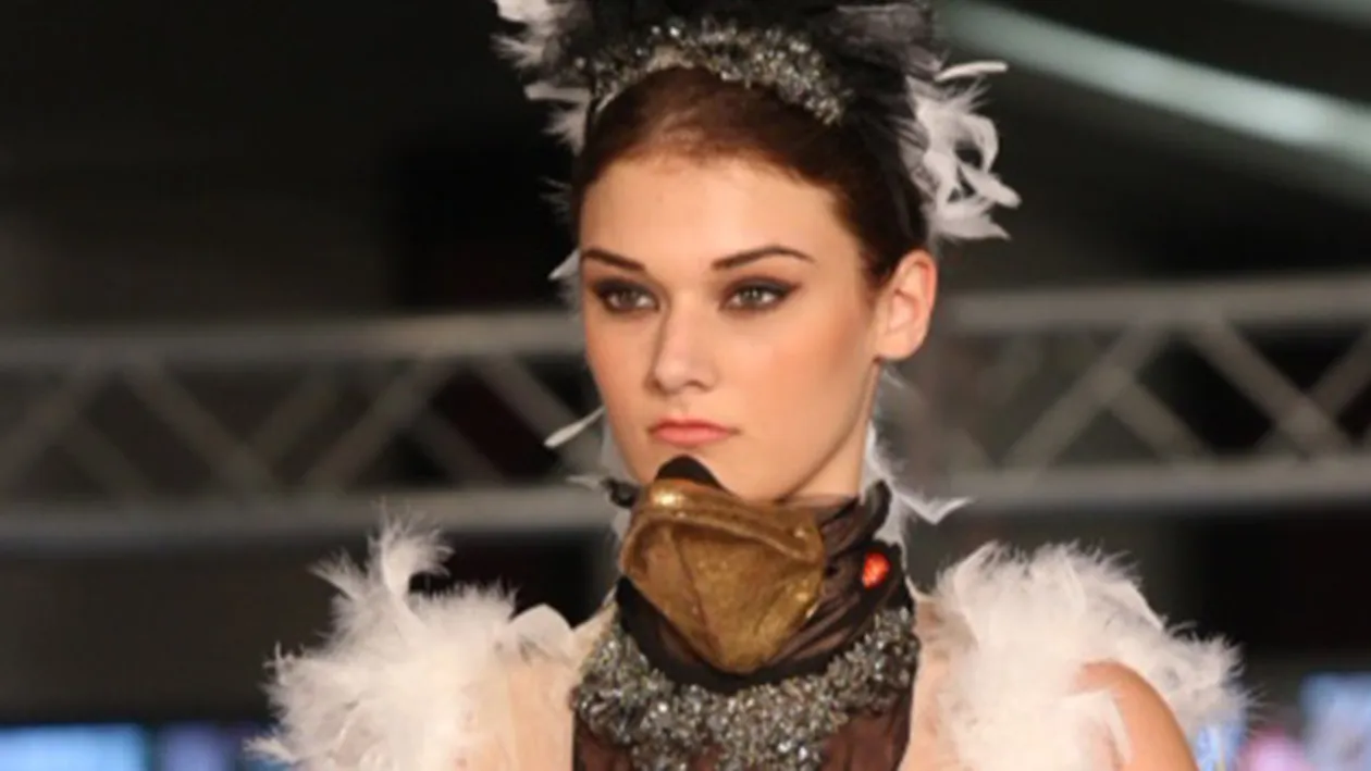 Sunt la moda defilarile in sanii goi! Cum au putut sa se prezinte pe podium aceste manechine! Toti invitatii s-au blocat istant